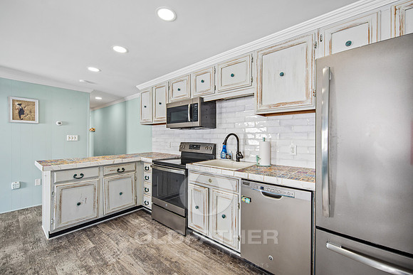 12-12404 ASSAWOMAN DR UNIT #204-12