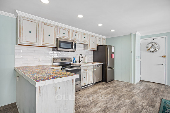 13-12404 ASSAWOMAN DR UNIT #204-13