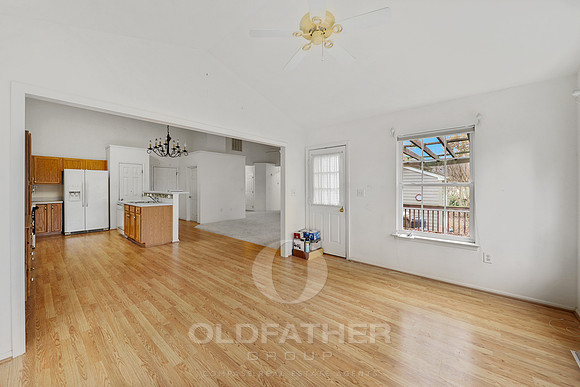 08-33735 N HERON DR-8